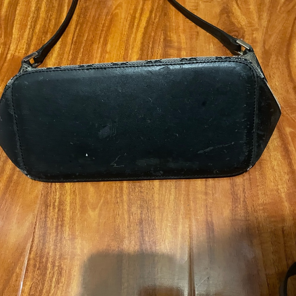 Grey Gucci purse with black . Used still in good shape. No tears, Serial #